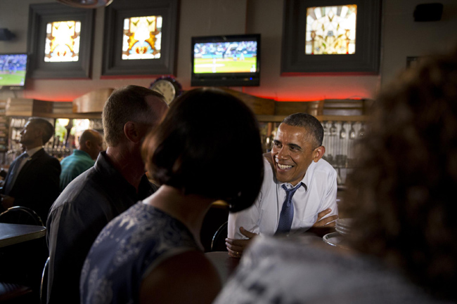 “Vuoi una canna?”. Offerto uno spinello a Obama. Lui rifiuta. Le foto “Vuoi una canna?”. Offerto uno spinello a Obama. Lui rifiuta. Le foto