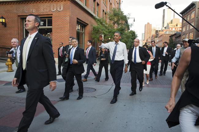 “Vuoi una canna?”. Offerto uno spinello a Obama. Lui rifiuta. Le foto “Vuoi una canna?”. Offerto uno spinello a Obama. Lui rifiuta. Le foto