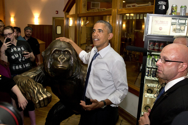 “Vuoi una canna?”. Offerto uno spinello a Obama. Lui rifiuta. Le foto “Vuoi una canna?”. Offerto uno spinello a Obama. Lui rifiuta. Le foto