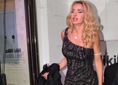 Ruby trova lavoro come cameriera nel ristorante di Valeria Marini