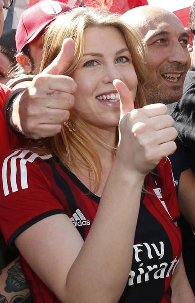 Barbara Berlusconi in maglia rossonera alla presentazione del Milan. FOTO Barbara Berlusconi in maglia rossonera alla presentazione del Milan. FOTO