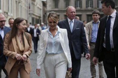 Aria di crisi con Silvio, la Pascale vuole scrivere ai giornali