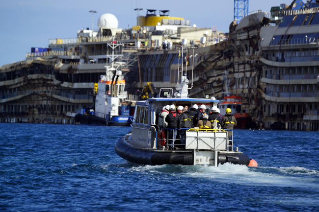 La Concordia è dritta e galleggia. Ultimo viaggio verso Genova La Concordia è dritta e galleggia. Ultimo viaggio verso Genova