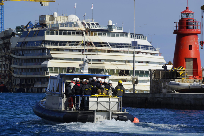 La Concordia è dritta e galleggia. Ultimo viaggio verso Genova La Concordia è dritta e galleggia. Ultimo viaggio verso Genova