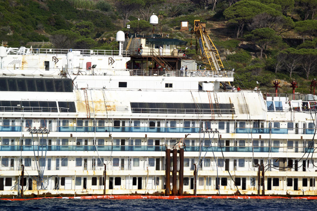 La Concordia è dritta e galleggia. Ultimo viaggio verso Genova La Concordia è dritta e galleggia. Ultimo viaggio verso Genova