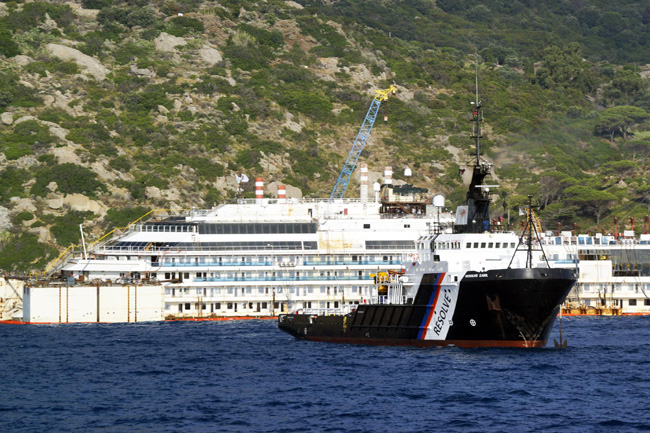 La Concordia è dritta e galleggia. Ultimo viaggio verso Genova La Concordia è dritta e galleggia. Ultimo viaggio verso Genova