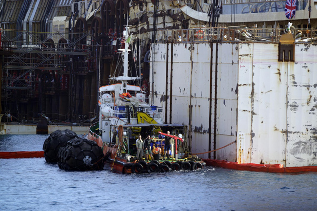 La Concordia è dritta e galleggia. Ultimo viaggio verso Genova La Concordia è dritta e galleggia. Ultimo viaggio verso Genova