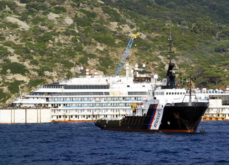 La Concordia è dritta e galleggia. Ultimo viaggio verso Genova La Concordia è dritta e galleggia. Ultimo viaggio verso Genova