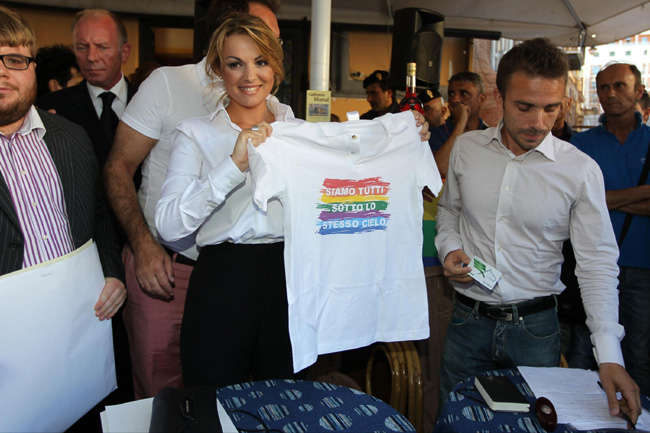 Salvini stronca la Pascale: “L’iscrizione all’Arcigay? Buffonata” Salvini stronca la Pascale: “L’iscrizione all’Arcigay? Buffonata”