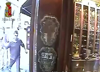 Ecco come si rapina una gioielleria. Professionisti in azione. Video