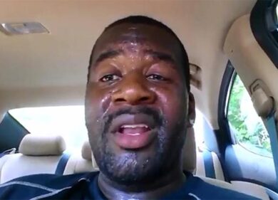 “Non dimenticare tuo figlio in auto”. Papà mostra come si muore. Video