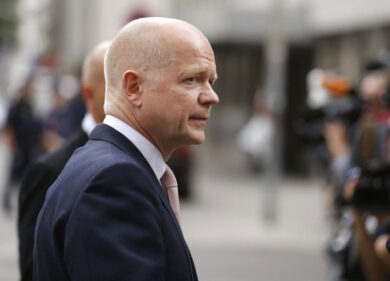 Gb, al via il rimpasto di governo: lascia il ministro degli esteri Hague