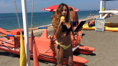 Il meteo dell’inviata in bikini. Il 18 è il giorno del gran caldo