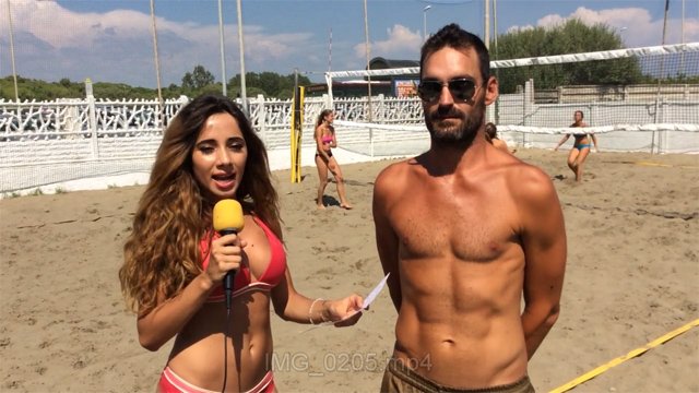 L’inviata in bikini a segno. Il lato B del Mare di Roma L’inviata in bikini a segno. Il lato B del Mare di Roma