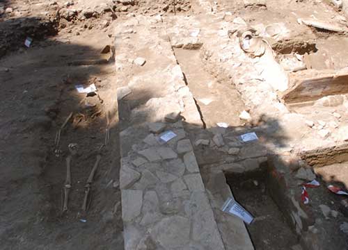 Maledetto è chi profana. Le parole sulla tomba di un bimbo Maledetto è chi profana. Le parole sulla tomba di un bimbo