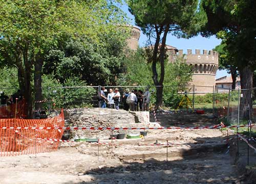 Maledetto è chi profana. Le parole sulla tomba di un bimbo Maledetto è chi profana. Le parole sulla tomba di un bimbo