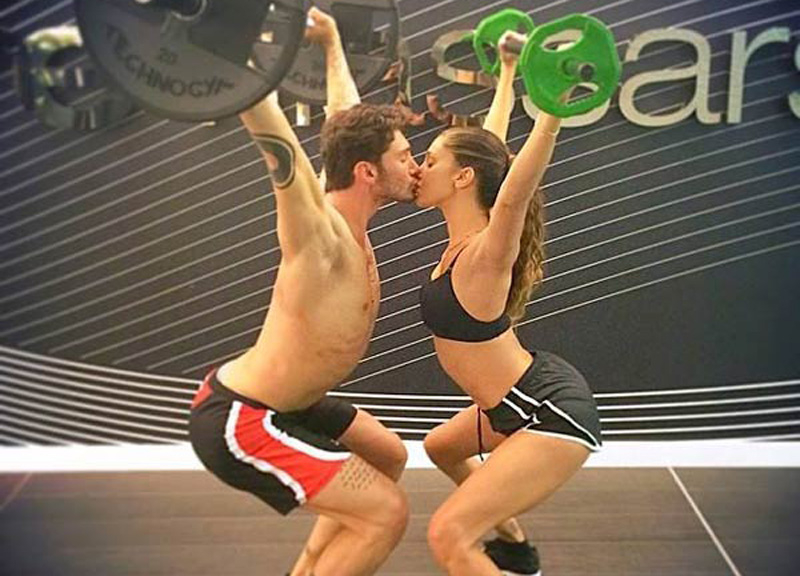 L’ultima moda tra le vip: il selfie agli addominali