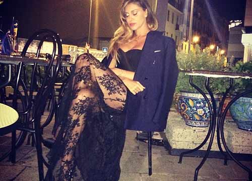 L’ultima moda tra le vip: il selfie agli addominali