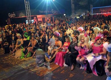 Un delirio drag queen al Gay Village. Mara Venier alla notte della corona