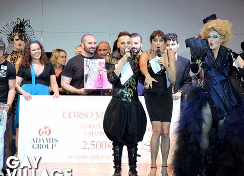 Un delirio drag queen al Gay Village. Mara Venier alla notte della corona