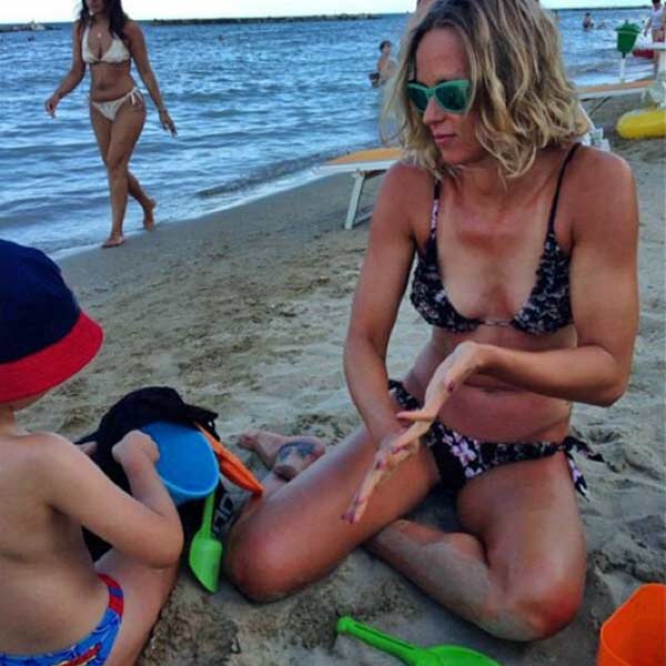 L’ultima moda tra le vip: il selfie agli addominali