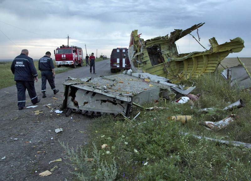 Mh17, trovate le scatole nere. Vittime trasportate in treno a Donetsk Mh17, trovate le scatole nere. Vittime trasportate in treno a Donetsk