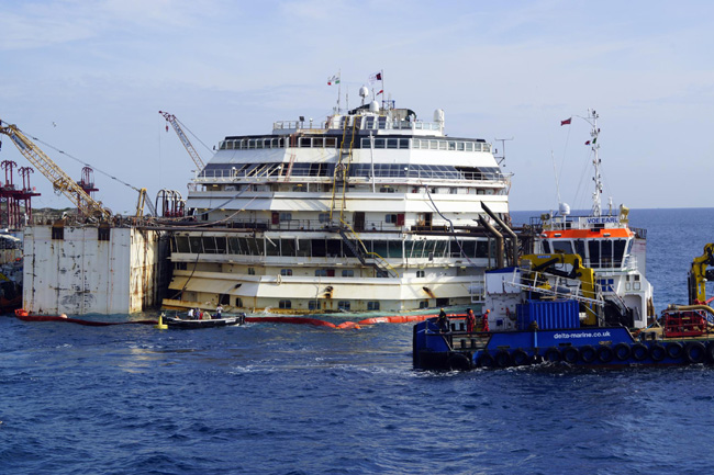La Concordia torna a galleggiare. La partenza slitta a mercoledì