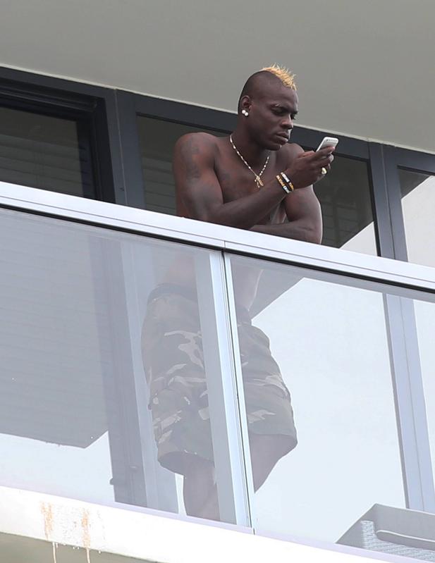 Wenger, nuovo schiaffo a Balotelli. Taarabt out dal Qpr Wenger, nuovo schiaffo a Balotelli. Taarabt out dal Qpr