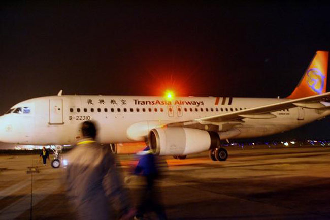Disastro aereo a Taiwan. Veivolo si schianta in atterraggio: 51 morti Disastro aereo a Taiwan. Veivolo si schianta in atterraggio: 51 morti