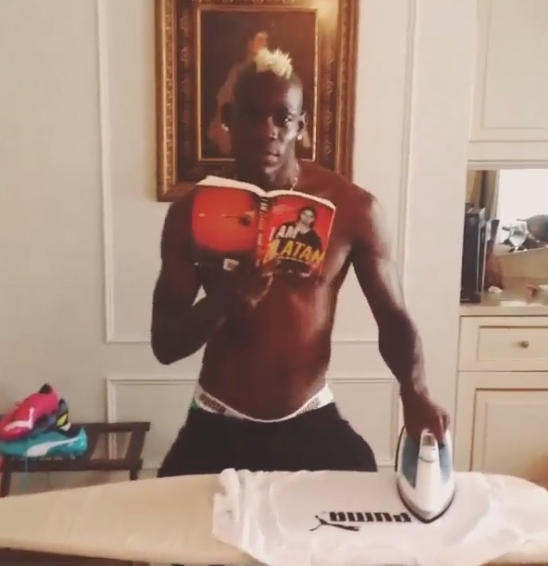 Balotelli va in gol con un ferro da stiro. E poi movimento di bacino… Balotelli va in gol con un ferro da stiro. E poi movimento di bacino…