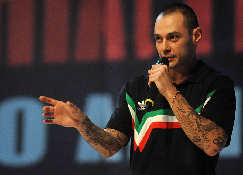 Aggredì un fan durante un concerto. Fabri Fibra deve risarcirlo con 2mila € Aggredì un fan durante un concerto. Fabri Fibra deve risarcirlo con 2mila €