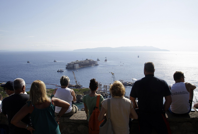 Concordia, francesi sul piede di Guerra. Le foto e il video del viaggio Concordia, francesi sul piede di Guerra. Le foto e il video del viaggio