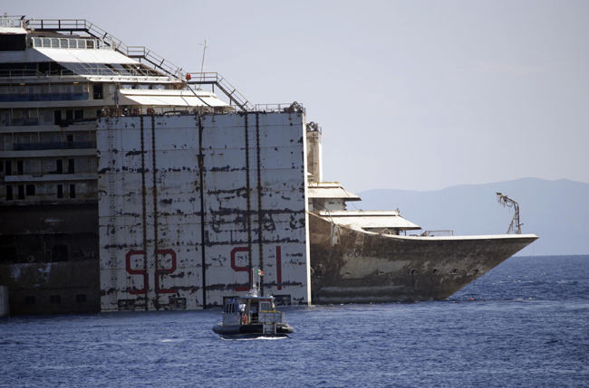 Concordia, francesi sul piede di Guerra. Le foto e il video del viaggio Concordia, francesi sul piede di Guerra. Le foto e il video del viaggio