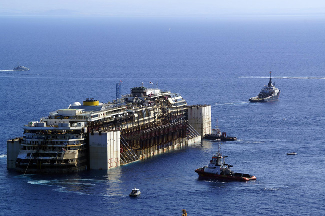 La Concordia diretta verso Genova. Le foto e il video del viaggio