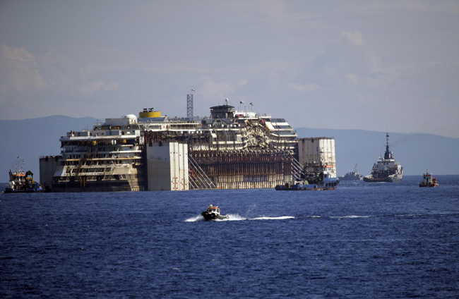 La Concordia diretta verso Genova. Le foto e il video del viaggio