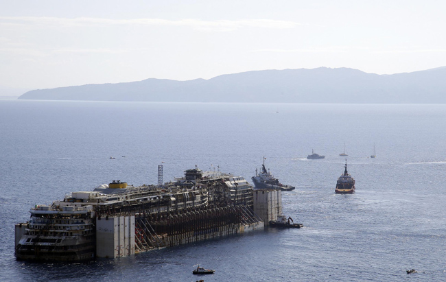 La Concordia diretta verso Genova. Le foto e il video del viaggio