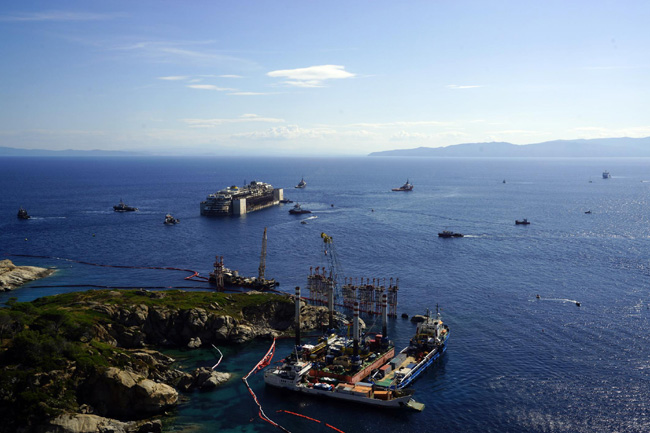 La Concordia diretta verso Genova. Le foto e il video del viaggio