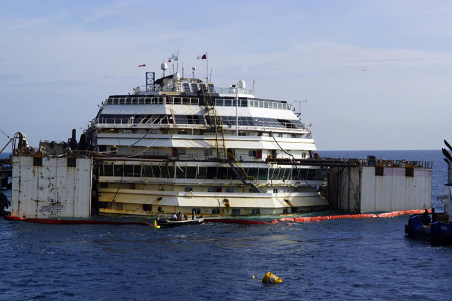 Concordia, francesi sul piede di Guerra. Le foto e il video del viaggio Concordia, francesi sul piede di Guerra. Le foto e il video del viaggio