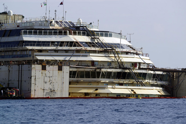 Concordia, francesi sul piede di Guerra. Le foto e il video del viaggio Concordia, francesi sul piede di Guerra. Le foto e il video del viaggio