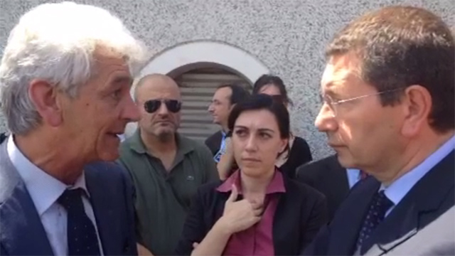 Emergenza rifiuti, il sindaco “tritovaglia” a Rocca Cencia Emergenza rifiuti, il sindaco “tritovaglia” a Rocca Cencia