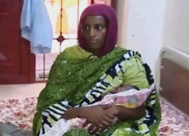 Meriam ha lasciato il Sudan. Verso Roma su un volo di Stato