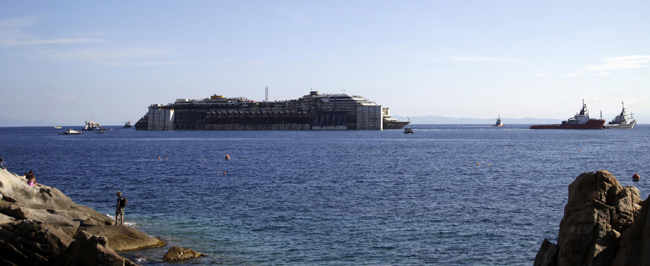 Concordia, francesi sul piede di Guerra. Le foto e il video del viaggio Concordia, francesi sul piede di Guerra. Le foto e il video del viaggio