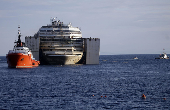 Concordia, francesi sul piede di Guerra. Le foto e il video del viaggio Concordia, francesi sul piede di Guerra. Le foto e il video del viaggio