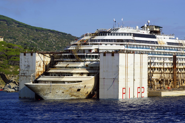 Concordia, francesi sul piede di Guerra. Le foto e il video del viaggio Concordia, francesi sul piede di Guerra. Le foto e il video del viaggio