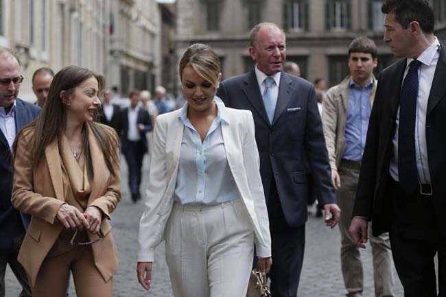 “La lite con Silvio? Balla colossale”. La Pascale nega tutto e scherza