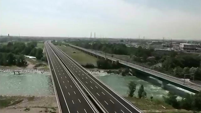 Tanti camion e poche automobili. Anteprima: come va sulla A35