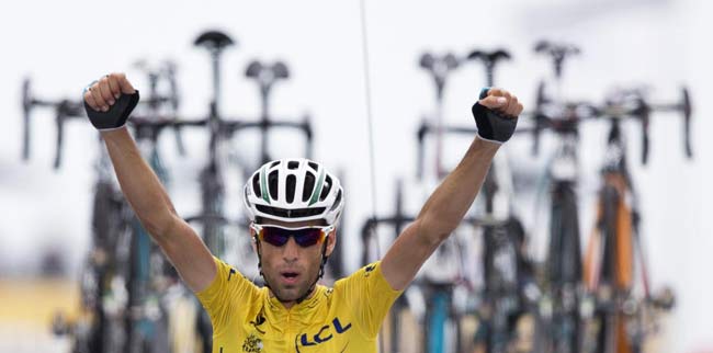 Nibali domina il Tour, esplode la Squalo-mania. “Campione anche in triciclo” Nibali domina il Tour, esplode la Squalo-mania. “Campione anche in triciclo”