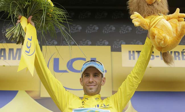Nibali domina il Tour, esplode la Squalo-mania. “Campione anche in triciclo” Nibali domina il Tour, esplode la Squalo-mania. “Campione anche in triciclo”