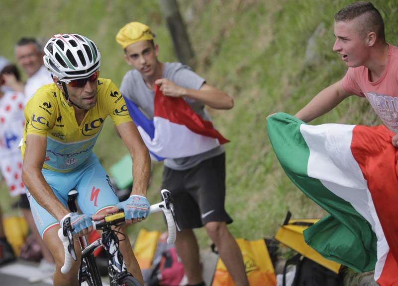 Nibali domina il Tour, esplode la Squalo-mania. “Campione anche in triciclo” Nibali domina il Tour, esplode la Squalo-mania. “Campione anche in triciclo”