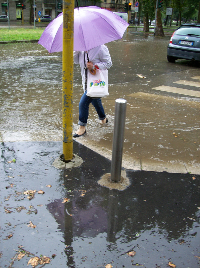 Milano, esonda il Seveso. E in centro c’è una voragine di 12 metri Milano, esonda il Seveso. E in centro c’è una voragine di 12 metri
